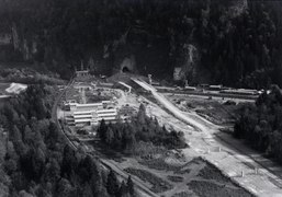 Baustelle des Kerenzerbergtunnels am Westportal (Oktober 1957)