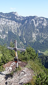 Gipfel und Gipfelkreuz des Hausgrabenkopfes. Der Blick geht hinunter nach Norden zum Lödensee und zum gegenüber aufragenden Hochkienberg.