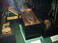 Behälter mit Zahn Mohammeds (links), Fußabdruck (Mitte), Behälter mit Staub aus Mohammeds Grab (rechts)
