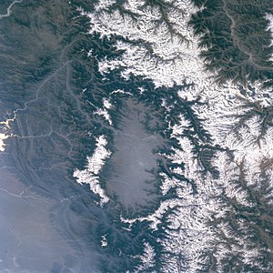 Satellitenaufnahme des Kaschmirtals. Der schneebedeckte Pir Panjal trennt das Hochtal im Westen und Süden von der Ebene
