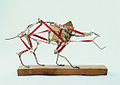 Kleines Tier, 1985, Draht, Gummi, Holz 25 × 38 × 7 cm (Stiftung Wilhelm-Lehmbruck-Museum Duisburg)