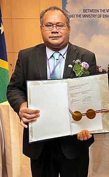 Minister Samuel Manetoali displays a memorandum of understanding on meteorology and seismology cooperation between Solomon Islands and the Republic of China (Taiwan) on 28 April 2017 in Taipei City.