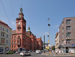 Ansicht des „Kernbaus“ vom Rathaus in der Breite Straße; hinter dem roten Gebäude der Erweiterungsbau von 1929