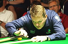 Shaun Murphy playing a shot with the rest