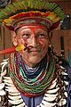 Schamane des Cofán-Volkes aus dem ecuadorianischen Amazonas mit Perlenketten