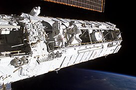 Astronauten der STS-113 Mission arbeiten an dem P1-Gittersegment