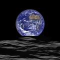Die Kreisform (die Erde) ist zentrales Element der Komposition. Erdaufgang über dem Compton-Mondkrater, NASA Fotografie 2015.