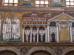 Durch Justinian veränderte Mosaiken: Die Dargestellten wurden durch Vorhänge kaschiert, nur noch in den Säulen sind Hände erkennbar