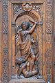 Erzengel Michael auf der Holztüre der Kirche St.Pierre