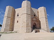 Castel del Monte Kaiser Friedrichs II. in Apulien, 1240–1250, Gotik und Proto­renais­sance, ein Palast ohne mili­täri­sche Ein­richtungen