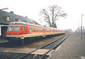 Regionalbahn Ottbergen–Kreiensen: in Pop-Farben lackierter Triebwagenzug der Baureihe 614 Mitte der 1990er Jahre im Bahnhof Ottbergen