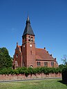 Kirchhof mit Dorfkirche, Nebengebäude (Kohlenschuppen/Abort) und Einfriedung