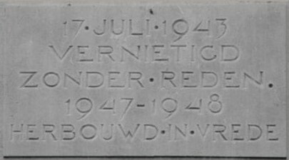 Memorial stone in the rebuilt houses of the Kievitstraat 21: “17 July 1943 — Destroyed without Reason — 1947-1948 — Rebuilt in Peace”