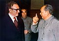 Henry Kissinger mit Zhou Enlai und Mao Zedong