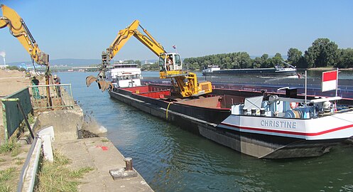 Aufschüttung einer Uferbefestigung an der Kaimauer zum Rhein hin