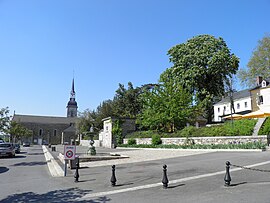 The church square in Port-Brillet