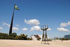 Praça dos Três Poderes with the Brazilian flag and Os Candangos sculpture