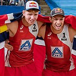 Die Olympiasieger(innen) 2021: April Ross und Alexandra Klineman sowie Anders Mol und Christian Sørum