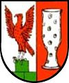 Gemeinde Altreichenau Geteilt in Silber und Rot; vorne auf einem aus drei grünen Quadern gebildeter Steinsockel ein roter Falke, hinten ein weiß/silbernes Kelchglas.