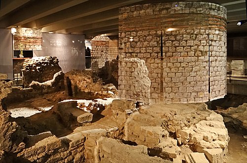 Ruins of 4th century hot baths built on the site of the future parvis, seen in the Archaeological Crypt of the Île de la Cité