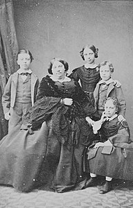 Photograph of Louise Marie Thérèse, Duchess of Parma with her four children, ca. 1860s