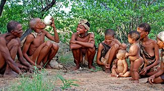 San-Gemeinschaft aus dem südlichen Afrika. Wie alle unspezialisierten Wildbeuter leben die San in kleinen Gruppen von rund 30 bis 40 Menschen.