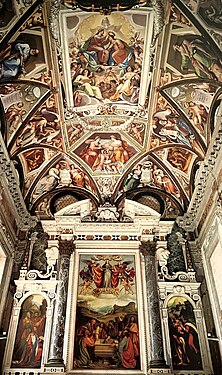 Neue Kirche, auf dem Altar Triptychon der Himmelfahrt von Andrea Solari (1524) und im Gewölbe Fresken von Pietro Sorri (1599).