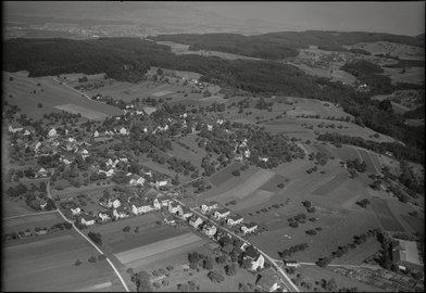 Das Dorf im Jahr 1949: Luftbild von Werner Friedli, Blick von Nordwesten. Rechts unten das Schulhaus Langmatt, links der Mitte die frühere Wendeschleife des Busses.