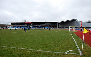 Die Spar Nord Arena am 9. April 2012 beim Spiel Skive IK gegen den Blokhus FC. Rechts neben der Tribüne liegt die Leichtathletikhalle.