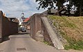 Woudrichem, Strassebild Vissersdijk mit Tor, Kanone und Kirche (de Rooms Katholieke Kerk van Johannes Nepomuk)