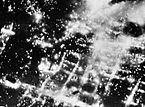 Die brennende Braunschweiger Innenstadt am frühen Morgen des 15. Oktober 1944, aufgenommen von einem am Angriff beteiligten Lancaster-Bomber der RAF