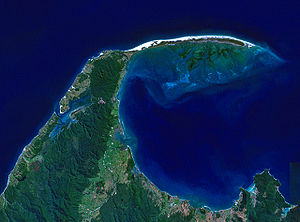 Die Golden Bay / Mohua mit der nördlich angrenzenden Landzunge Farewell Spit (Landsat-Kompositbild)