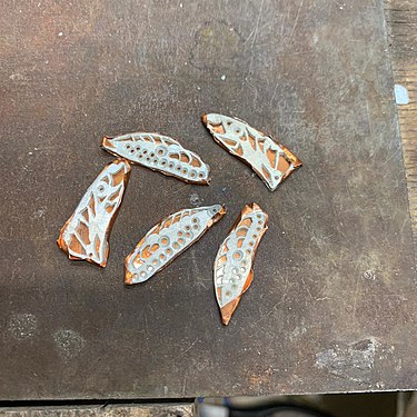 5. The piece and the mica sheet are carefully wrapped in the copper foil. It is important that the copper folds do not touch the parts that will be enamelled