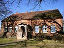 Schulhaus mit Hofgebäude, Erinnerungstafel für Paul Matzdorf und Mahnmal für die Gefallenen des Ersten Weltkriegs