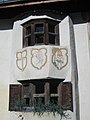 Wappen der Drei Bünde an einem Haus in Valchava