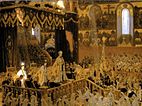Szene aus der Krönungszeremonie Nikolaus II. am 14. Mai 1896 in der Mariä-Entschlafens-Kathedrale in Moskau. Kaiser und Kaiserin werden unmittelbar nach der Krönung dargestellt Gemälde von Laurits Tuxen, dänischer Maler (1853–1927)