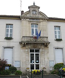 The town hall in Guérard