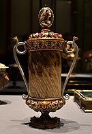 Einhornbecher Rudolphs II. Narwalhorn, Gold, Edelsteine, Email, Jan Vermeyen & Werkstatt, Prag, um 1600[54]