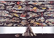 Das Vaterland, Öl und Papier auf Leinwand, 160 x 340 cm, Installation mit Messlatte und Steinmännchen, 1994.