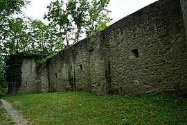 Hinter der Abtei de St-Vincent, Turm und Mauer.