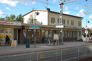 Roslags Näsby is, together with Stockholm East Station and Djursholms Ösby one of the three junctions of the system.