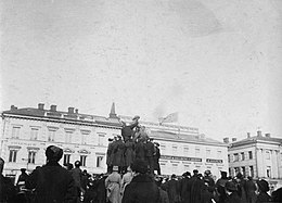 Russian soldiers on the fountain during Russian Revolution, 17 March 1917