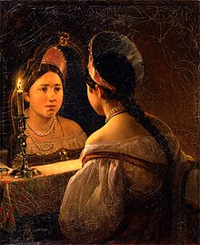 Die Wahrsagerin Svetlana betrachtet sich bei Kerzenlicht im Spiegel.