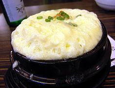 Gedämpfte Eier (Gyeran Jjim) (계란찜) im heißen Steinguttopf serviert