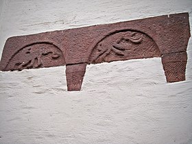 Romanischer Doppel-Rundbogenfries mit Löwe und Elefant (Sakristei)