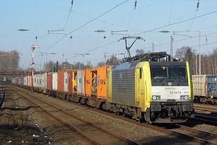 Containerzug von Freightliner mit Siemens ES64F4 in Düsseldorf-Rath