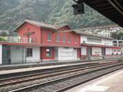 Melide station platform and building