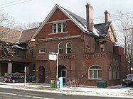 Spadina, Toronto: zum Stationsgebäude umgenutztes Wohnhaus Spadina Road 85
