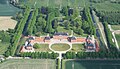 Schlossanlage Bothmer mit Park, Festonallee, Nebengebäuden und 3 Pfostensteine