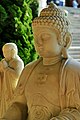 Buddhastatue mit Brust-Swastika